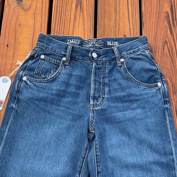 NWT Daily Blue Denim By AG Mid Wash Wide Barrel Jeans Size 24 - Picture 2 of 13